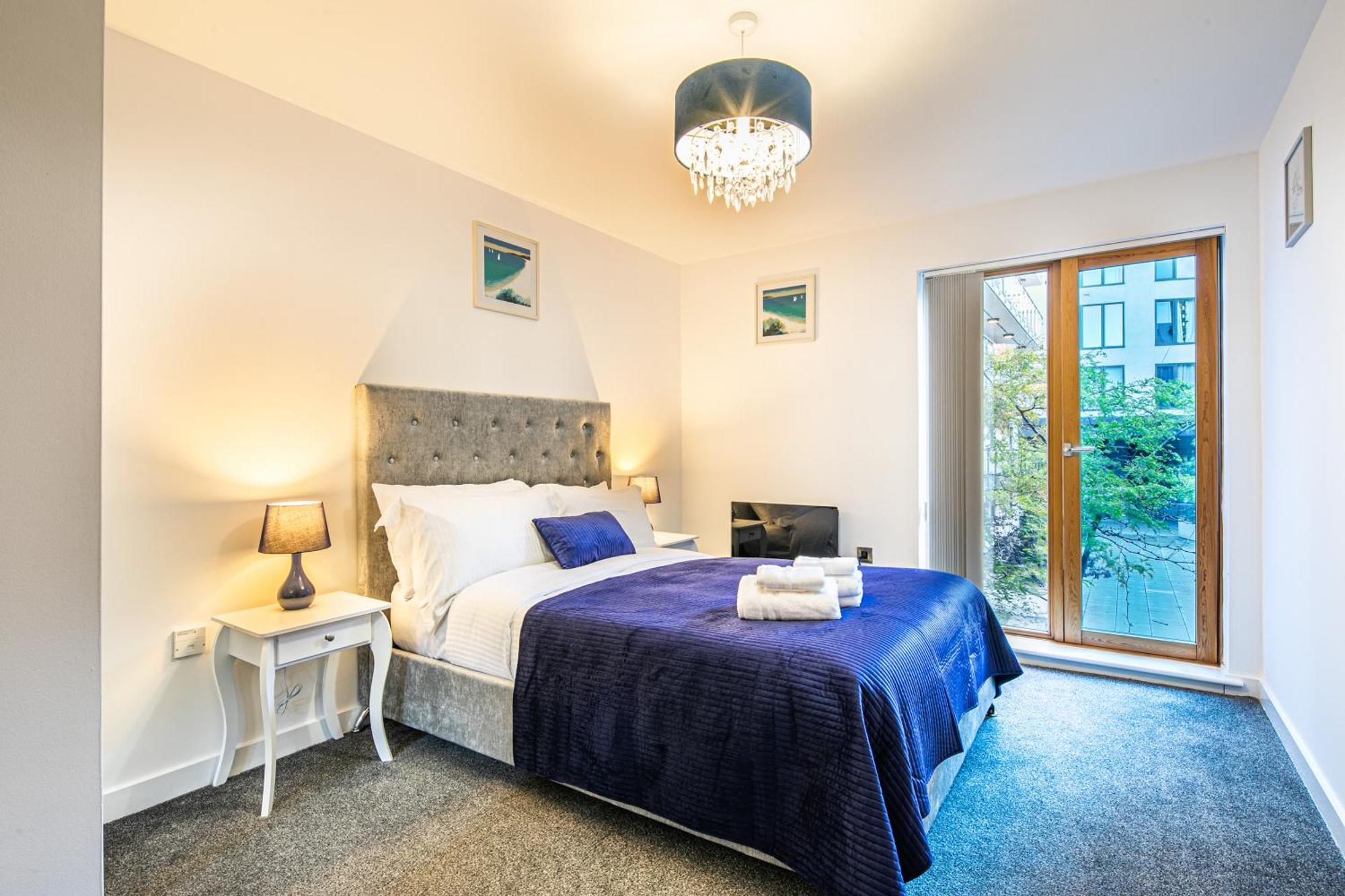 Stylish 2 Bed 18 - Centre, Free Parking, Espresso Machine & Netflix - Hosted By Host Save Apartment *